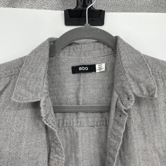 BDG Grey button down slit sides  fringe hem shirt - Picture 4 of 13